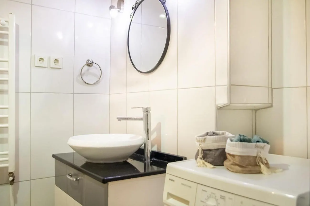Sea View 3Br Flat - Steps From Coast Road Apartment Izmir
