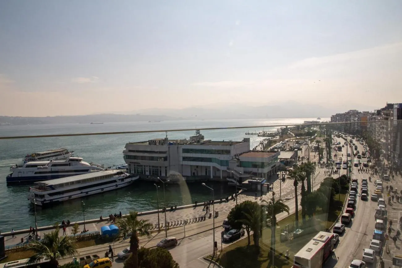 Sea View 3Br Flat - Steps From Coast Road Apartment Izmir