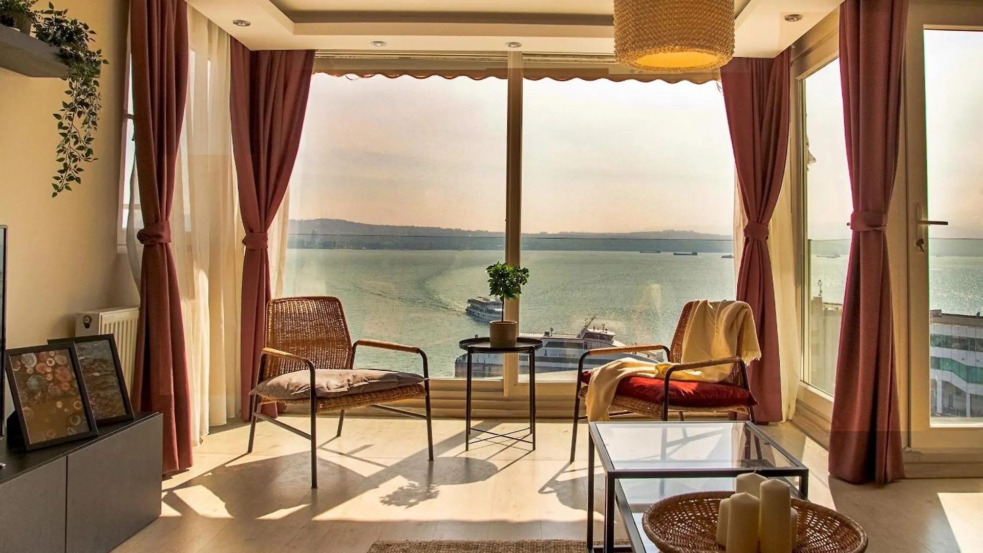 Sea View 3Br Flat - Steps From Coast Road Apartment Izmir